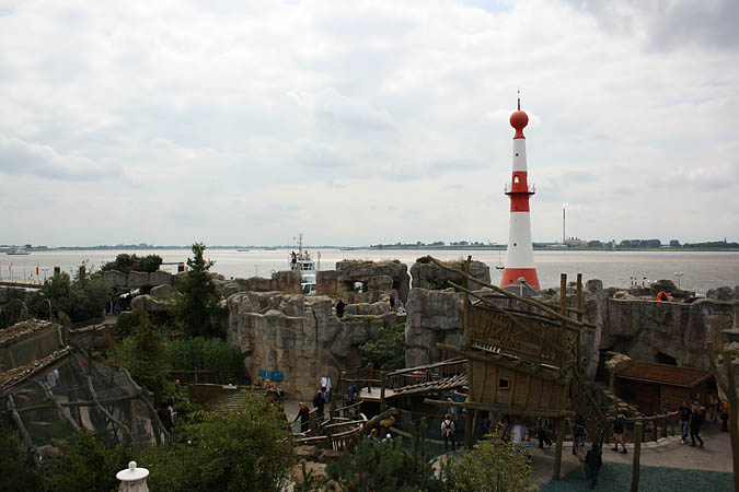 Bremerhaven - Blick auf den Zoo am Meer, der eigentlich an der Weser liegt 