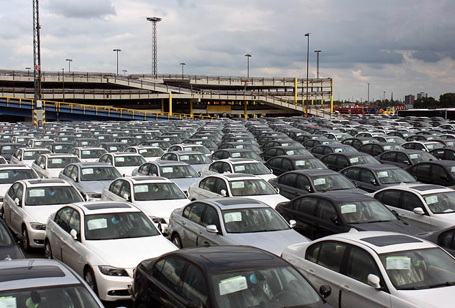 Bremerhaven - Hunderte Neuwagen warten auf ihre Verschiffung