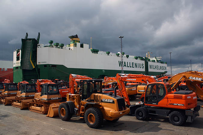 Bremerhaven - Schwere Baugeräte auf dem Weg an Bord