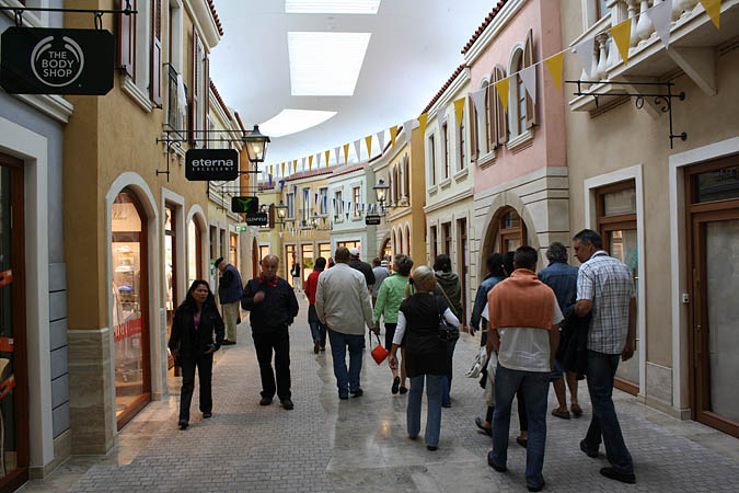 Bremerhaven - Das Mediterraneo ist ein auf italienisch getrimmtes Piazza-Einkaufszentrum