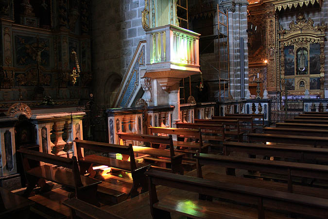 Portugal - Das Sonnenlicht wird durch die Kirchenfenster in Regenbogenfarben zerlegt