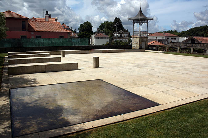 Portugal - Ein Platz in Ponte de Lima mit "Wasserspiegel"