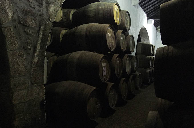 Portugal - In kleinen Fässern wird der holzig schmeckende Tawny Port gelagert