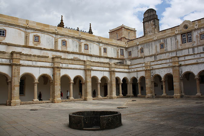 Portugal - EIn weiterer Innenhof mit Brunnen