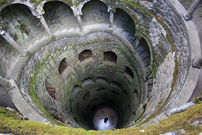 Portugal - Ein Turm, der in die Erde hinein geht, sehr skurril