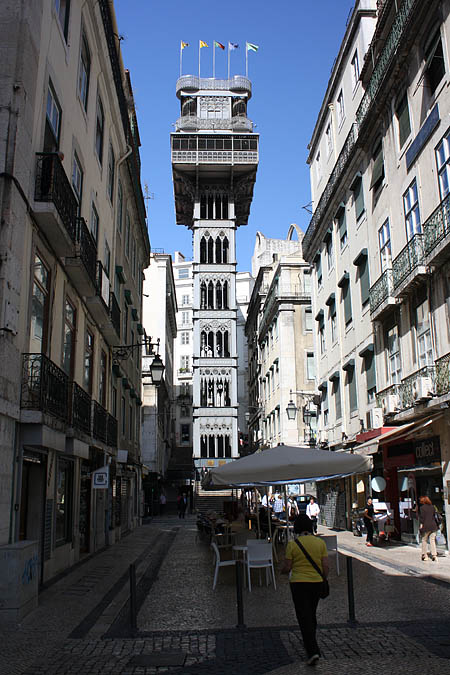 Portugal - Der Elevador de Santa Justa ist Bindeglied zwischen Ober- und Unterstadt