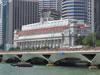 Das alte Fullerton Hotel geht fast unter vor den vielen Wolkenkratzern (71,718 bytes)